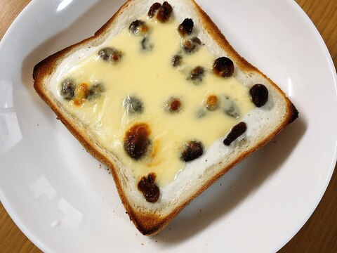 チーズケーキ風♪レーズンヨーグルトチーズトースト